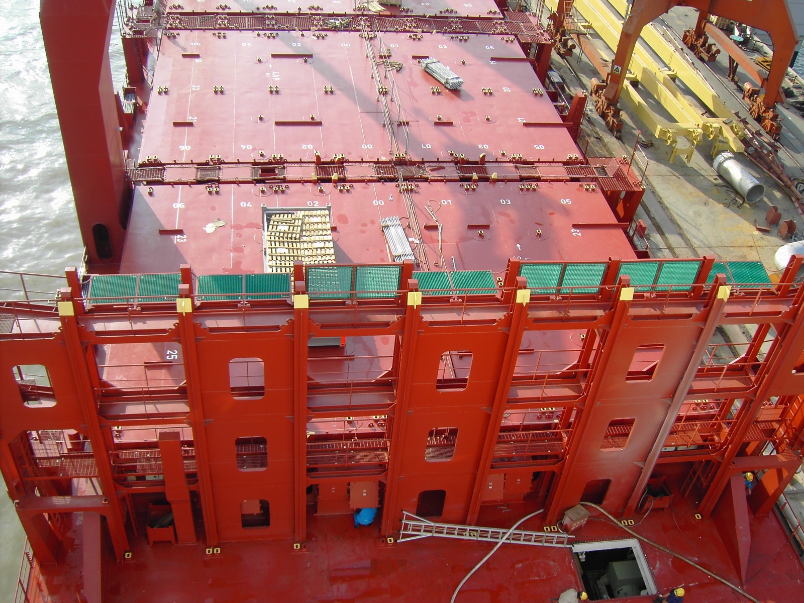Container Cell Guide 甲板与舱内导轨系统 - MacGregor.com